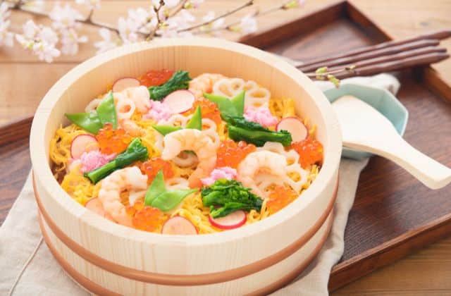 木桶に美しく盛り付けられた彩り豊かなちらし寿司、和食の季節感を表現し視覚で楽しむ食体験