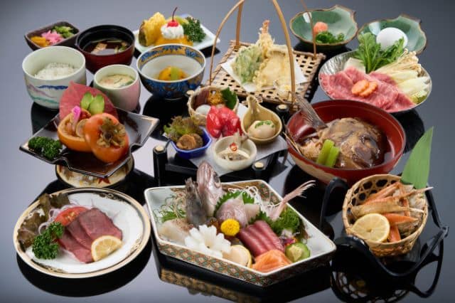 色彩豊かに盛り付けられた懐石料理が並ぶテーブル、和食の五色と盛り付けの極意で食卓を彩る