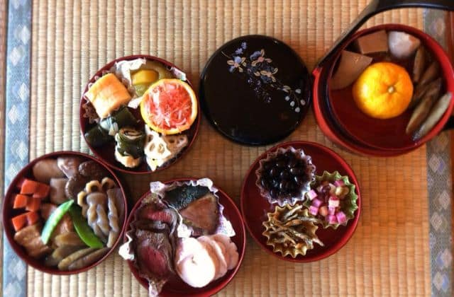 オモテワシケースが仕切りに使われた色とりどりのおせち料理、日本の年中行事を彩る食卓に特別感を演出