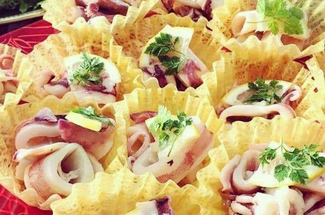 オモテワシケースに盛り付けられた色とりどりのパーティー料理、現代のライフスタイルに合わせたおせちの楽しみ方