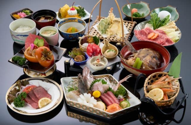 季節感あふれる様々な器に美しく盛り付けられた和食膳、視覚で楽しむ日本の食文化