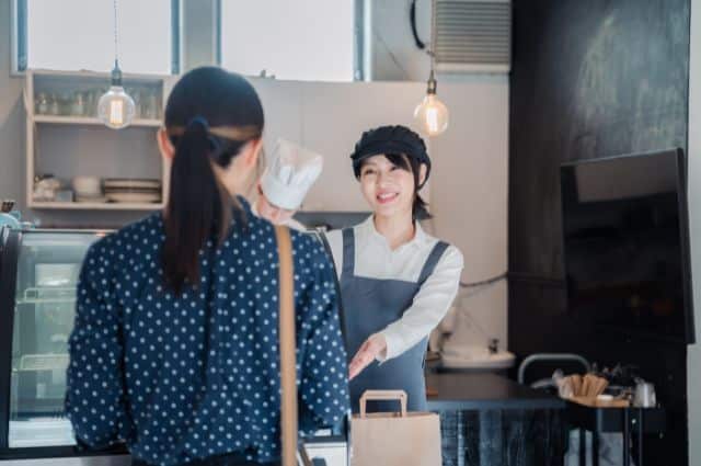 テイクアウト客に「カトラリーはお付けしますか？」と声がけし、環境配慮を促す女性店員