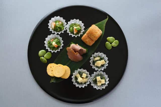 和柄が美しいオモテワシケースに盛り付けられた和食の小鉢、料理の美しさと文化的価値を高め特別な食体験を演出