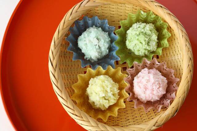和色の彩りが美しいオモテワシケースに盛り付けられた和菓子、和菓子と器の調和の美学がSNS映えする上質な演出を創造
